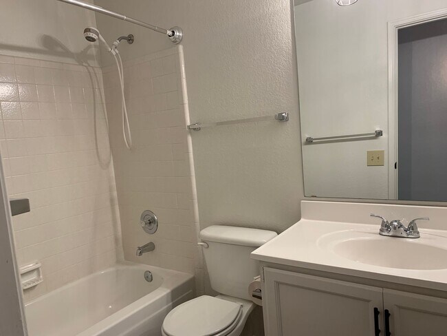 Building Photo - 3 bedroom 2 bath