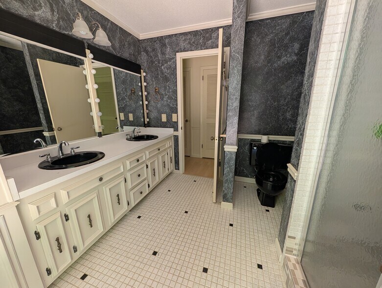 Building Photo - 1118 Longview Dr