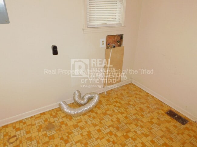 Building Photo - 8521 Richardsonwood Rd