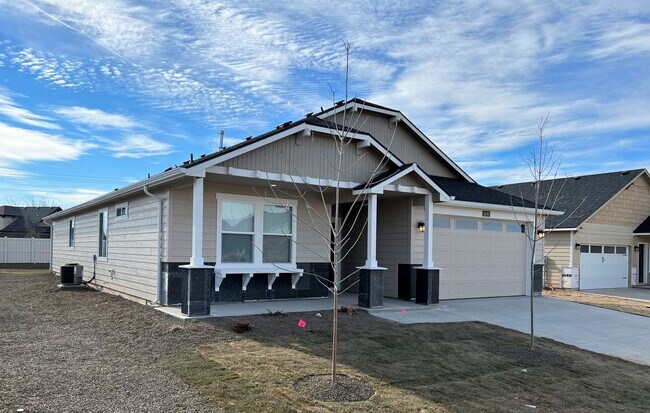 Building Photo - Beautiful, 3 bed 2 bath home close to lake...