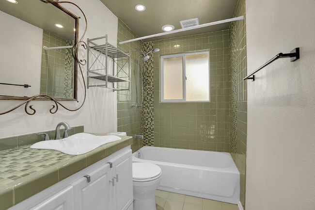 Building Photo - $2,795.00 - $300 OFF First Months' Rent - 5 Bedrooms, 2 Bathrooms, Single Family Home in Broomfie...