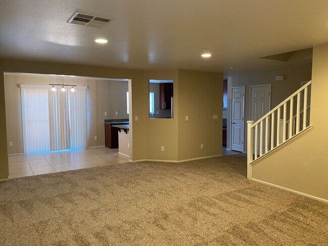 Building Photo - Beautiful 3 bedroom available