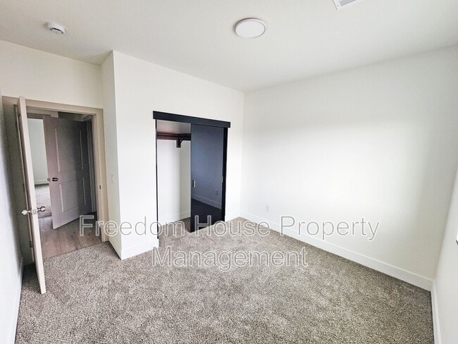 Building Photo - 1340 Arrowhead St