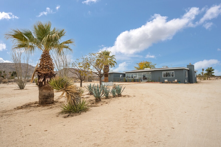 Building Photo - 6692 Valley View Dr