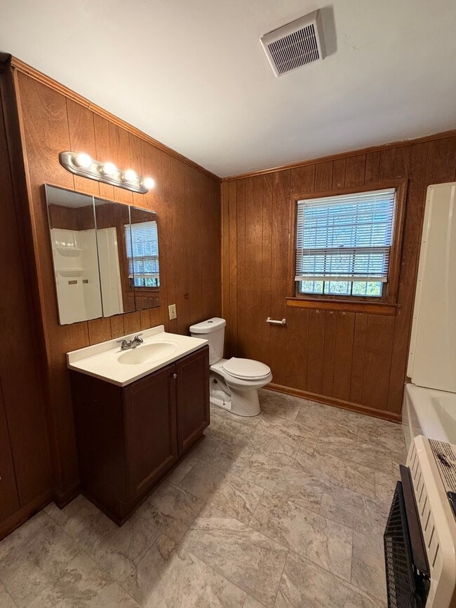 Building Photo - Brick 3/1 House in North Rome $950