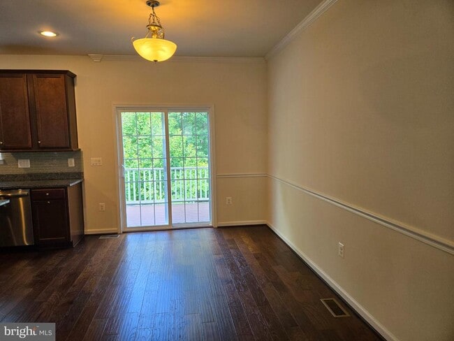 Building Photo - 320 Tree Line Dr