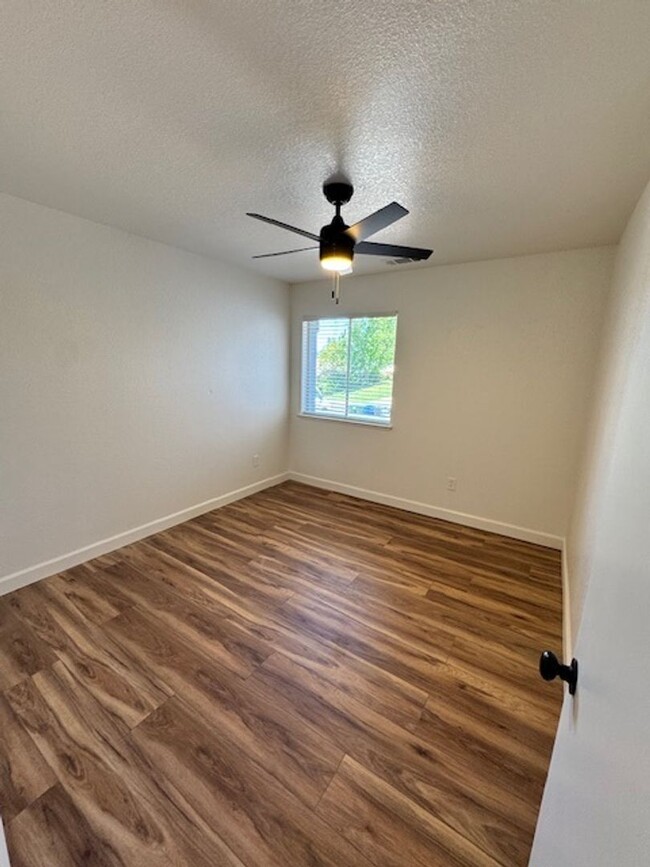 Building Photo - North Hilltop 3 Bedroom Home AVAILABLE FOR...