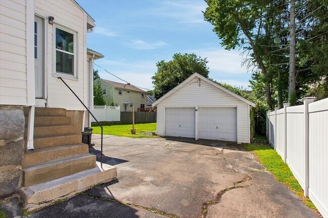 Building Photo - 452 Quarry St