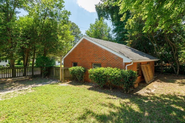 Building Photo - Beautiful 2 Bedroom Corner Lot of Park Ave! ***Available Late June 2026***