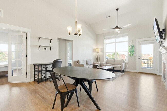 Building Photo - Bright and Modern Condo in Ideal Location ...