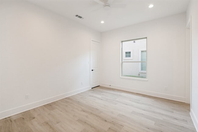Building Photo - 2654 Mt View Dr