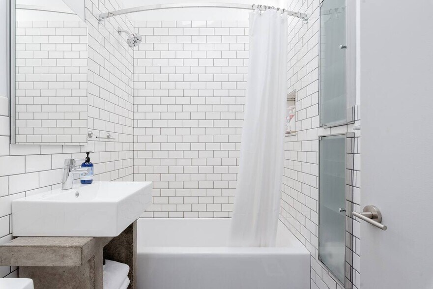 Building Photo - 4633 N Gantenbein Ave