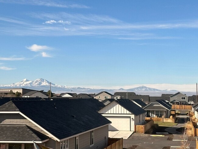 Building Photo - Bright & Modern in NW Redmond