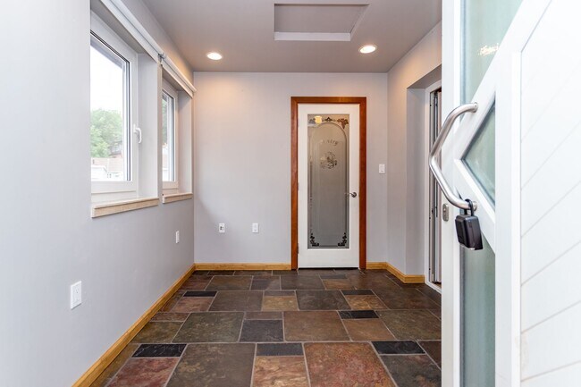 Building Photo - Charming 3-Bed, 2-Bath Home in Manitou Spr...