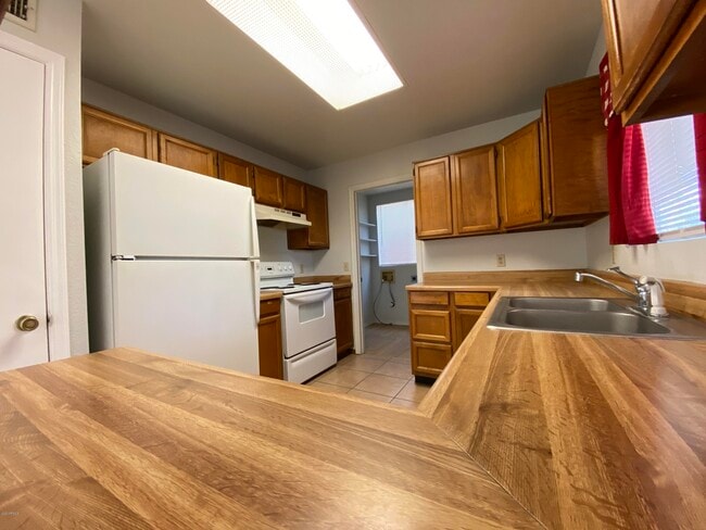 Building Photo - 6932 W Paradise Dr