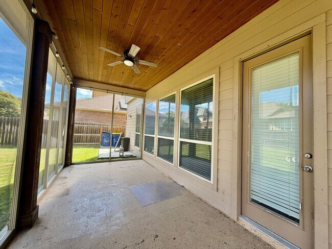 Building Photo - Welcome home to 621 Cavan!