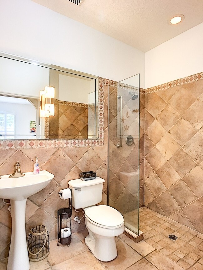 Building Photo - Gorgeous 4-Bedroom, 3-Bathroom Town Home w...
