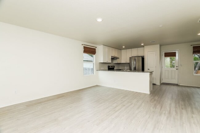 Building Photo - 3 bedroom located off Medina Base - About 5 miles from Lackland AFB