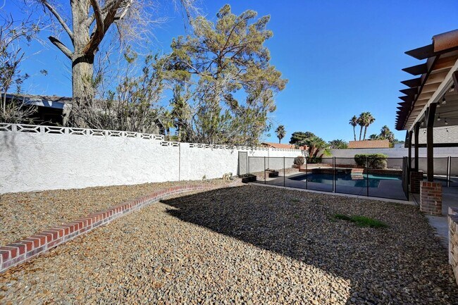 Building Photo - 2247 Marlboro Dr