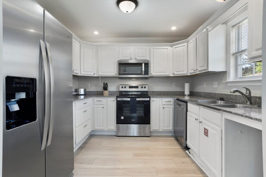 Building Photo - 426 Russell Ave