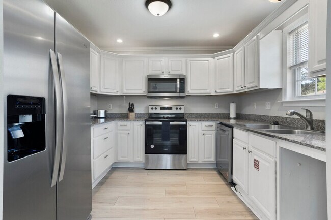 Building Photo - 426 Russell Ave