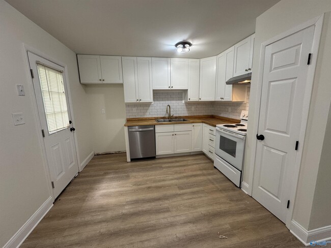 Building Photo - 14018 Armond Dr