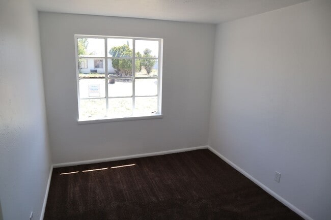 Building Photo - 120 Cochise Dr