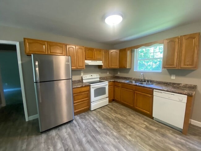 Building Photo - Now available 3 Bedroom 2 Bath Single Fami...