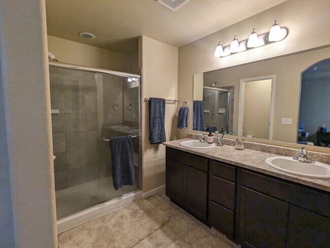 Master bath - 5644 Shamrock Hts