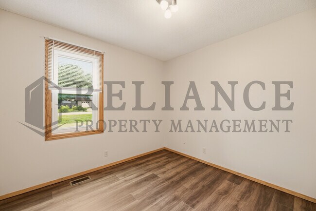 Building Photo - 516 N Lakeside Dr