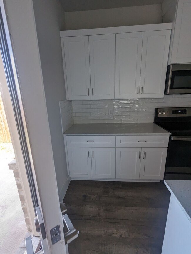 Building Photo - 4/2.5/2 - Beautiful 2 story/ PRIVATE PARKING!! GODLEY ISD