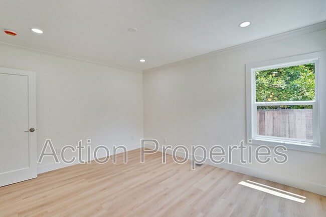 Building Photo - 207 Haight St