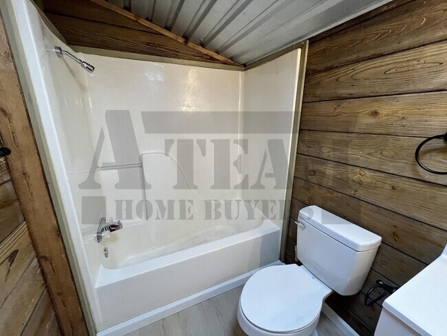 Building Photo - Beautifully updated 3-bedroom, 2-bathroom