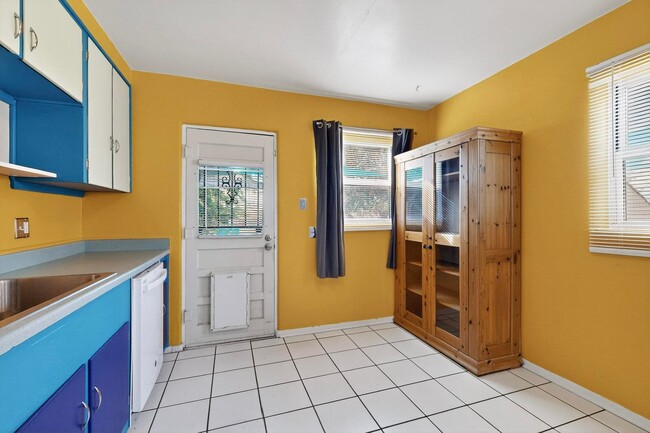 Building Photo - UPTOWN 2/bd 1/ba 1/cg 950/sf