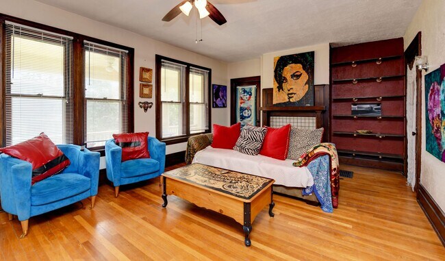 Building Photo - Charming 2-Bedroom Duplex in Franklin Park