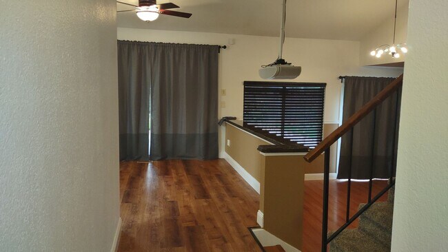 Building Photo - 1617 Oakview Dr