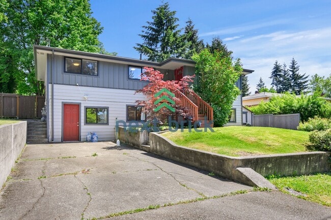 Building Photo - 4 Bed and 2 Bath Remodeled Single-family House Available!