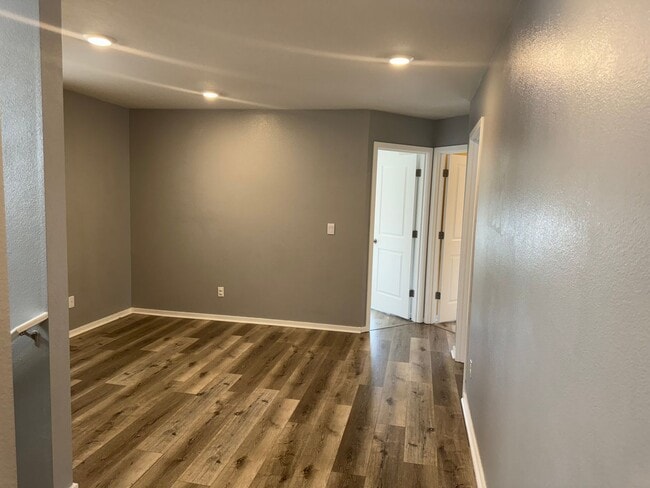Building Photo - 4 bedroom 2.5 bathroom almost-new house in...