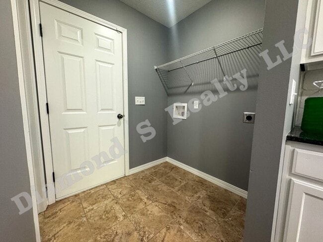 Building Photo - Updated 4 Bed Duplex close to MSU and Down...