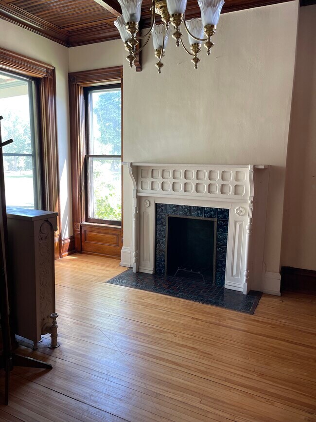 Building Photo - 710 N 6th St