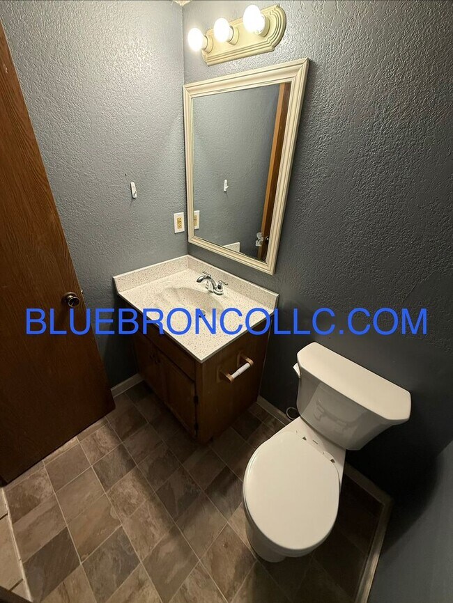 Building Photo - Spacious 3 bedroom townhome with attached 1 car garage