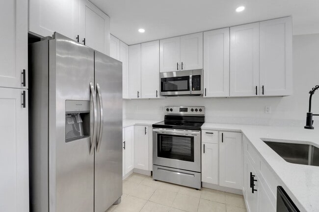 Building Photo - 6350 Royal Woods Dr