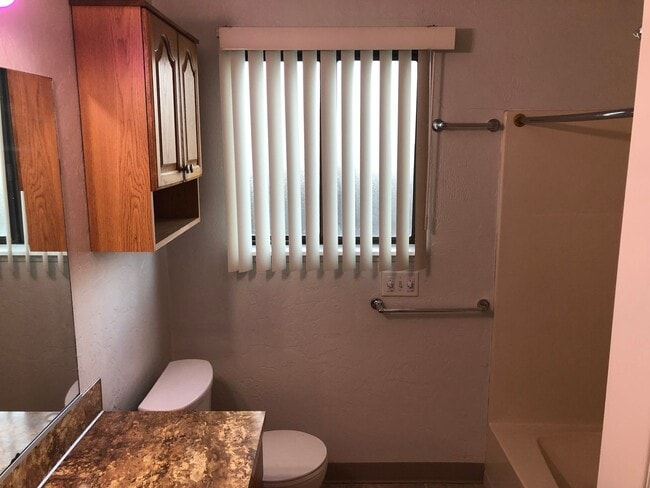 Building Photo - 2 bedroom 1 bath duplex in Cottage Grove!