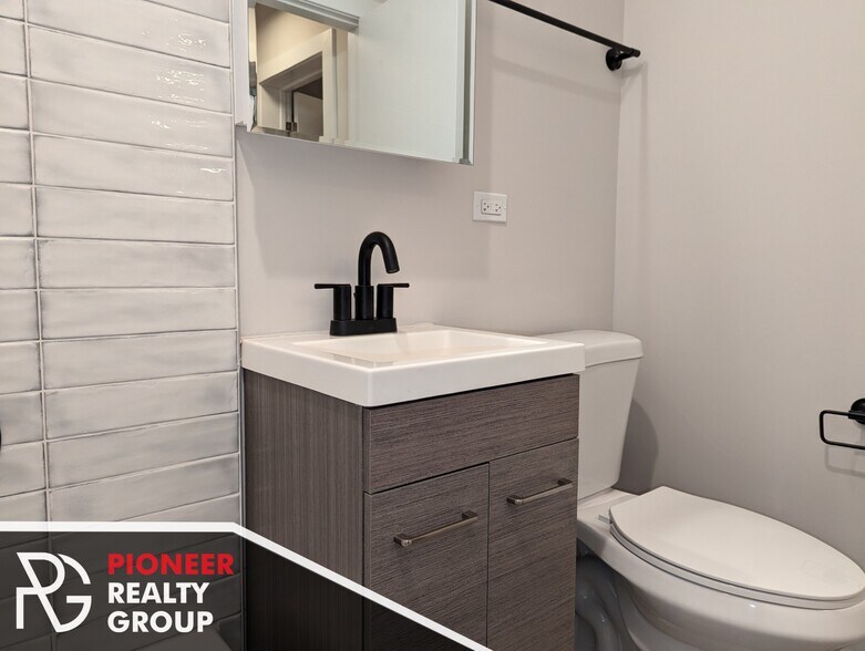 Building Photo - 648 W Wrightwood Ave