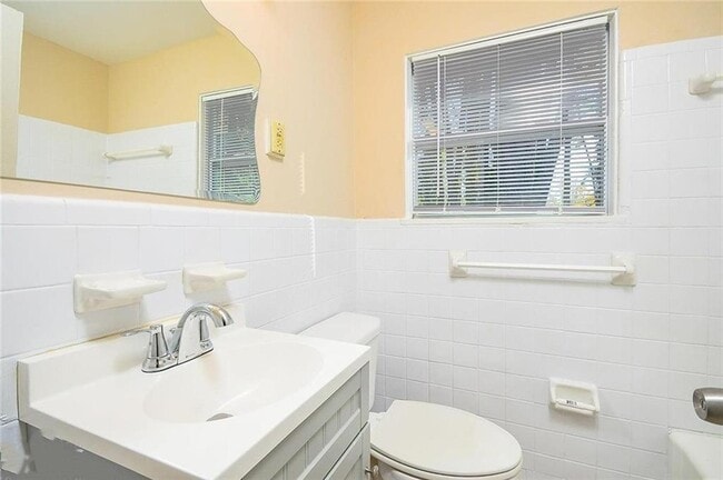 Building Photo - 185 Oak Dr SE