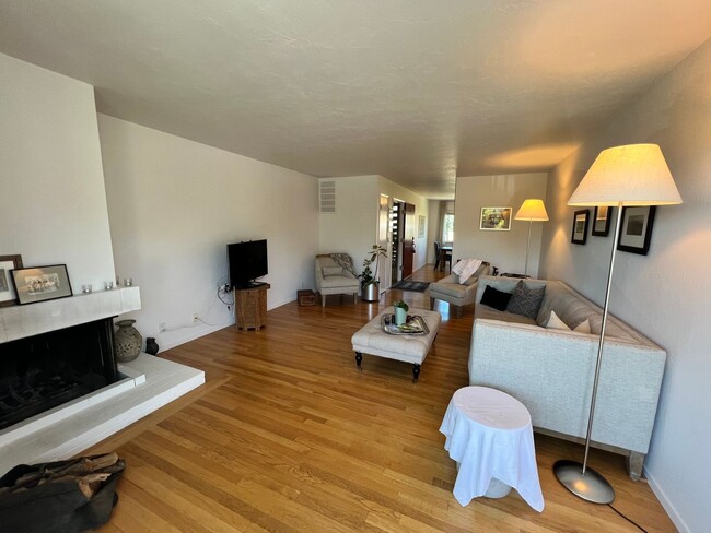 Building Photo - VERY LARGE ONE BEDROOM UPPER END UNIT UPDA...