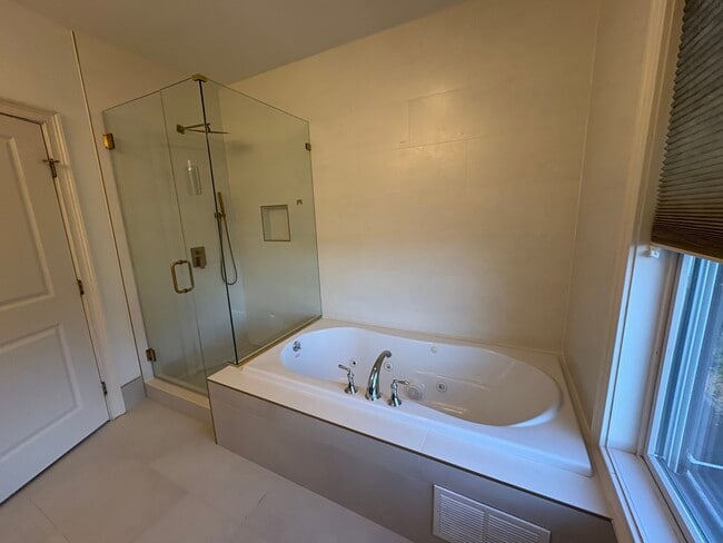 Building Photo - 21 Seir Hill Rd