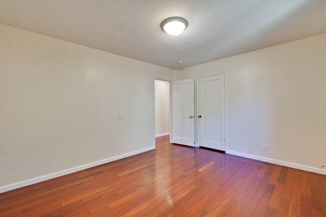 Building Photo - Large single family 4 Bed, 2 1/2 Bath Home...