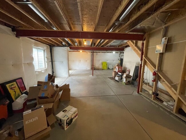 Building Photo - Beautiful two-story home located in Erie!