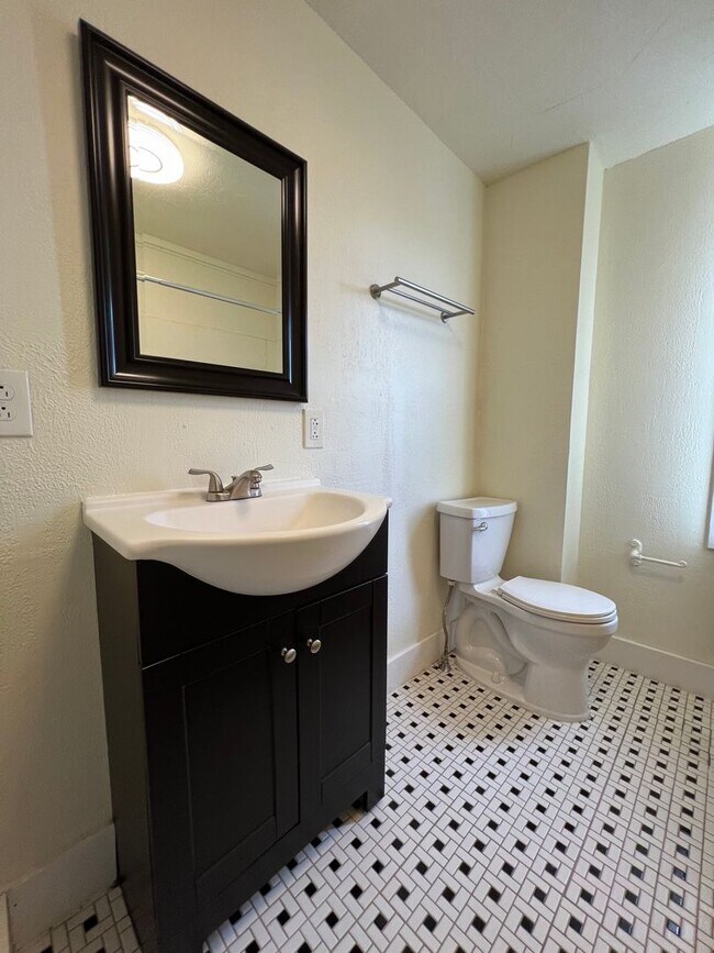 Building Photo - Updated 1BR 1 Bath house with office now available!